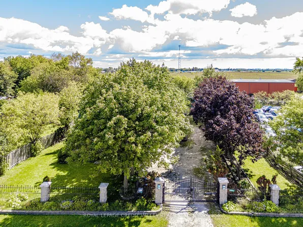 5945 King St, Caledon, ON L7C 0V1