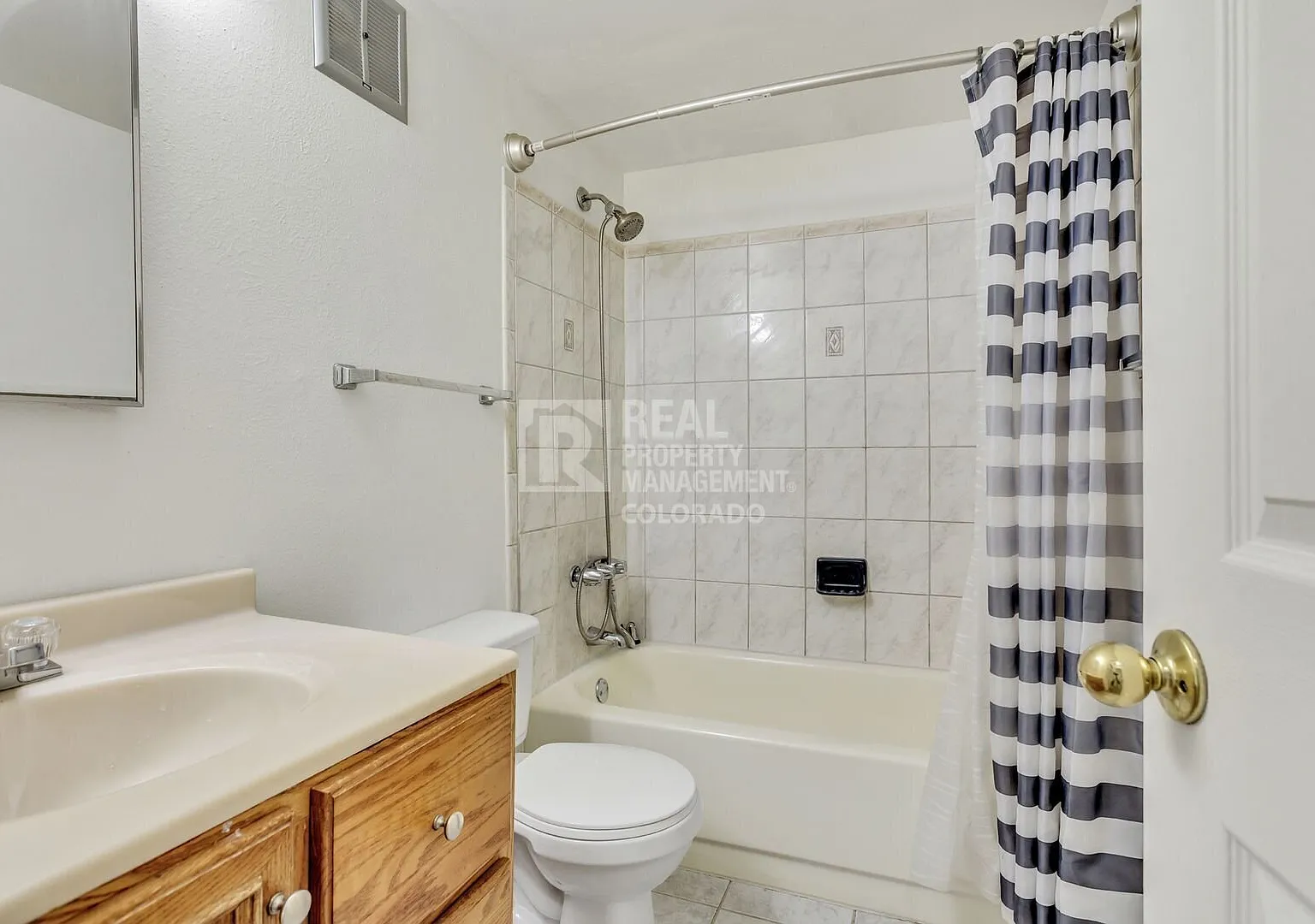 Spacious 2-Bedroom Condo with Loft in Heather Ridge — Photo 3