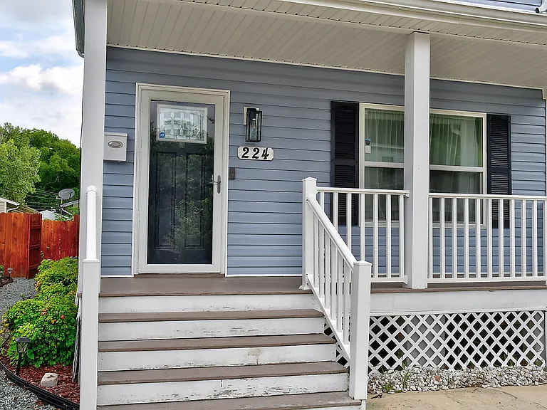 224 Taylor Ave W — Photo 4