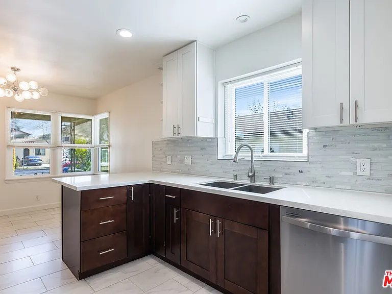 1561 Hazelwood Ave — Photo 4
