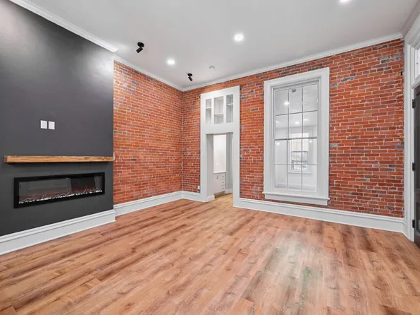 105 E Bremer Ave, 105 E Bremer Ave APT 2, Waverly, IA 50677