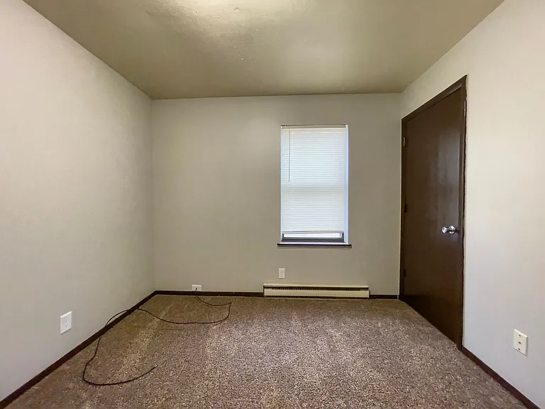 East Memorial Apartments — Photo 15