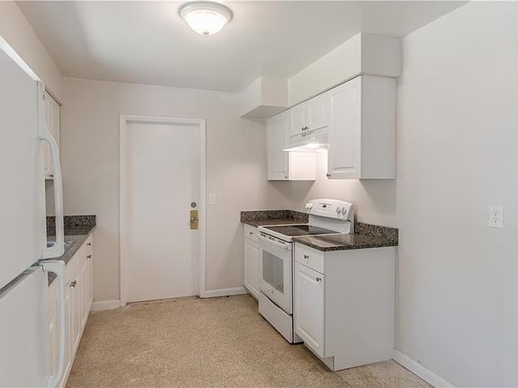 3rd image of 1452 Layton Ave