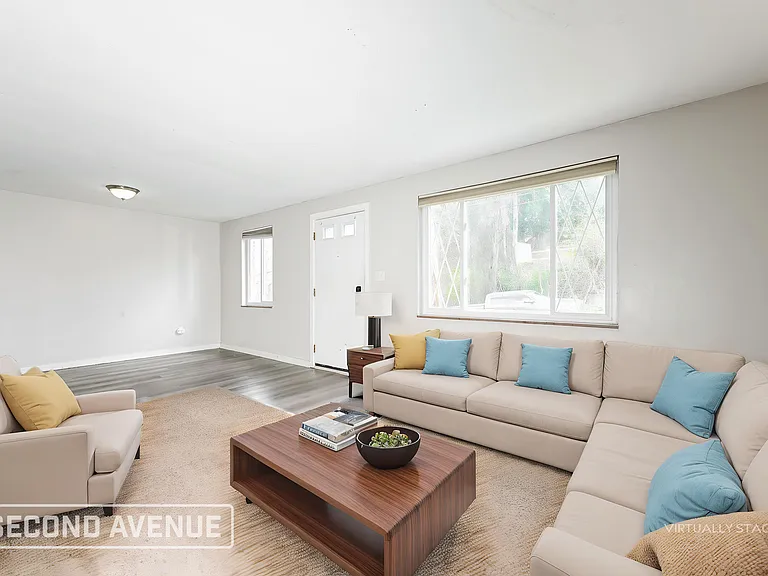 220 Briarwood Dr — Photo 2