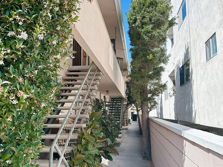 827 3rd St — Photo 2