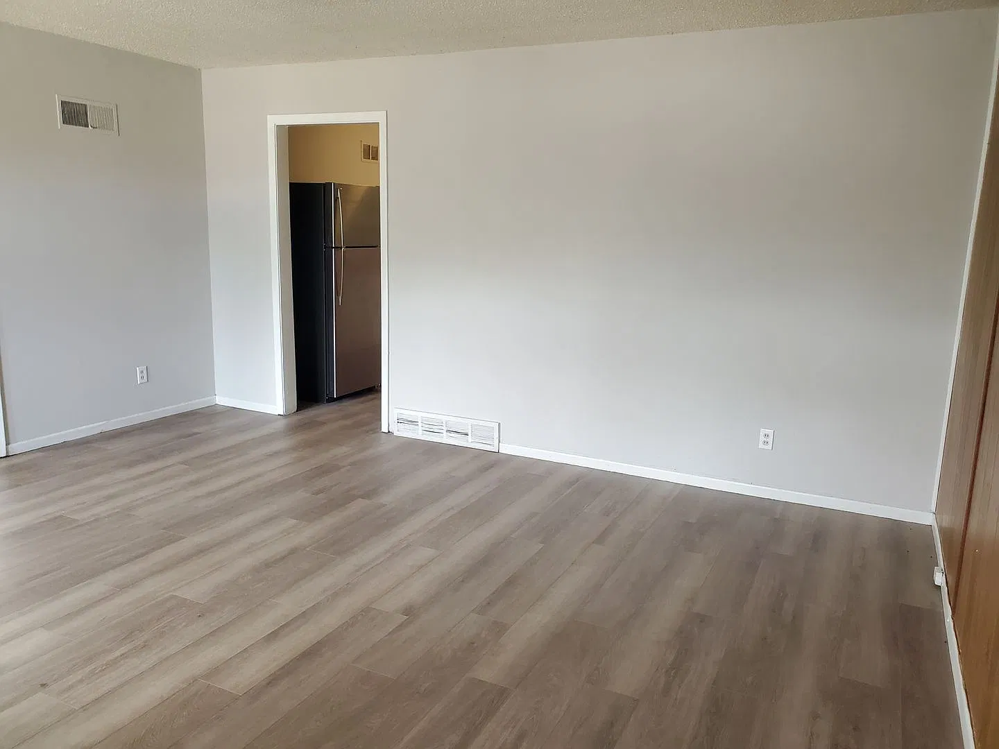 Nice 2 bedroom 1 bath 1/2 duplex! — Photo 2