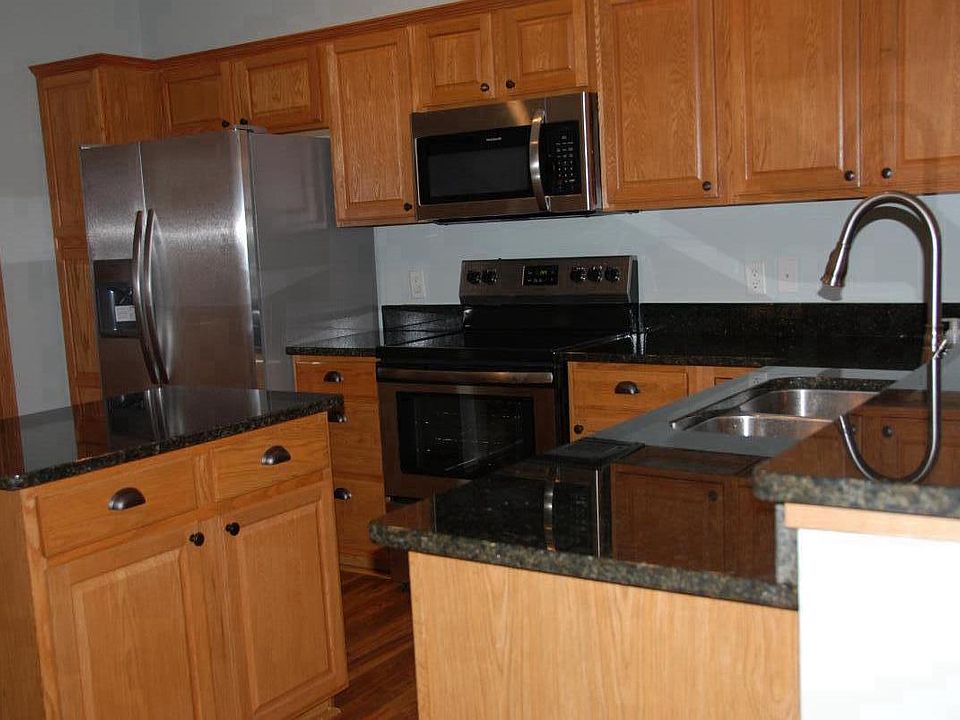 kitchen- newly remodeled w/ new appliances