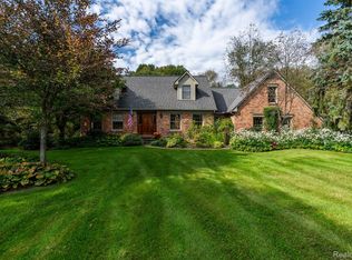 5265 Rivers Edge Dr, Commerce Township, MI 48382