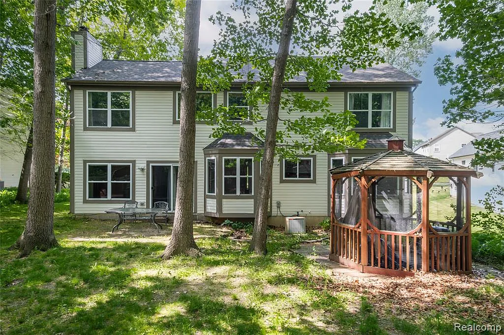 4 bed, 3.0 bath, 2853 sqft, $3,000 — Photo 2