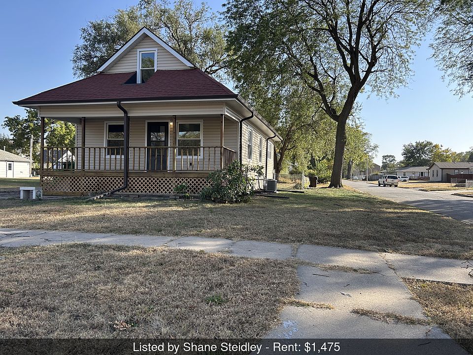 Shows front of house and size of lot