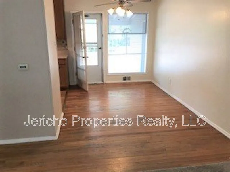 2 bed, 1.0 bath, 892 sqft, $1,995 — Photo 2