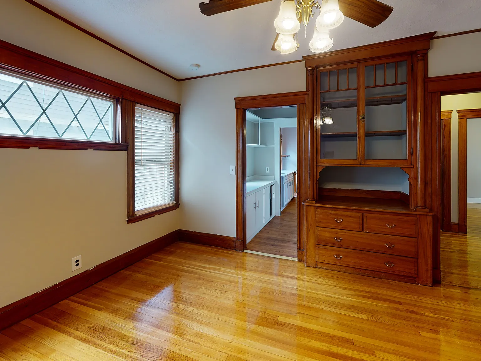 3 bed, 1100 sqft, $3,350 — Photo 3