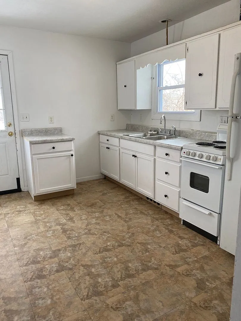 3 Bedroom, 1 Bath Single Level House for Rent 1246 Columbia St Waterloo, IA — Photo 2
