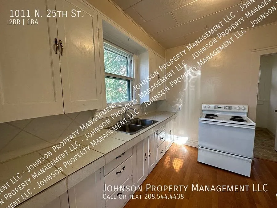 Charming North End Ground level duplex unit and PET-Friendly! — Photo 3
