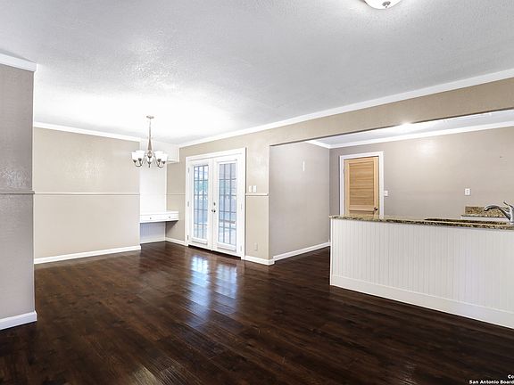 5th image of 326 Sandalwood Ln