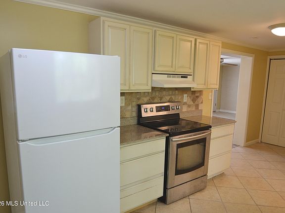 3rd image of 590 Leewood Rd
