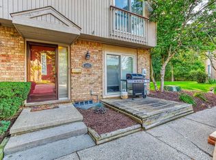 1427 Oakbrook St E, Rochester, MI 48307