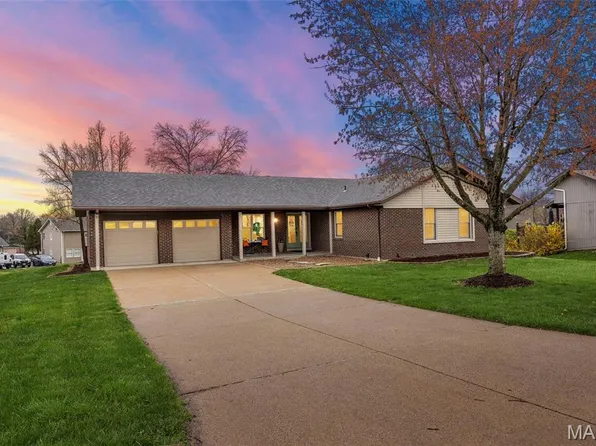 37 Savoy Dr, Lake Saint Louis, MO 63367