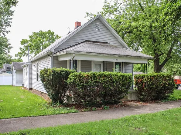 2521 Richmond Ave, Mattoon, IL 61938