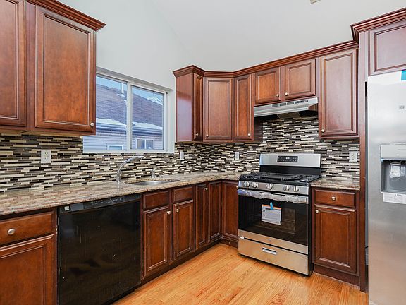 3rd image of 1330 Rockland Ave APT C