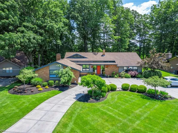 3821 W Valley Dr, Fairview Park, OH 44126