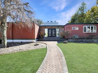 11 Valley View Rd, Great Neck, NY 11021