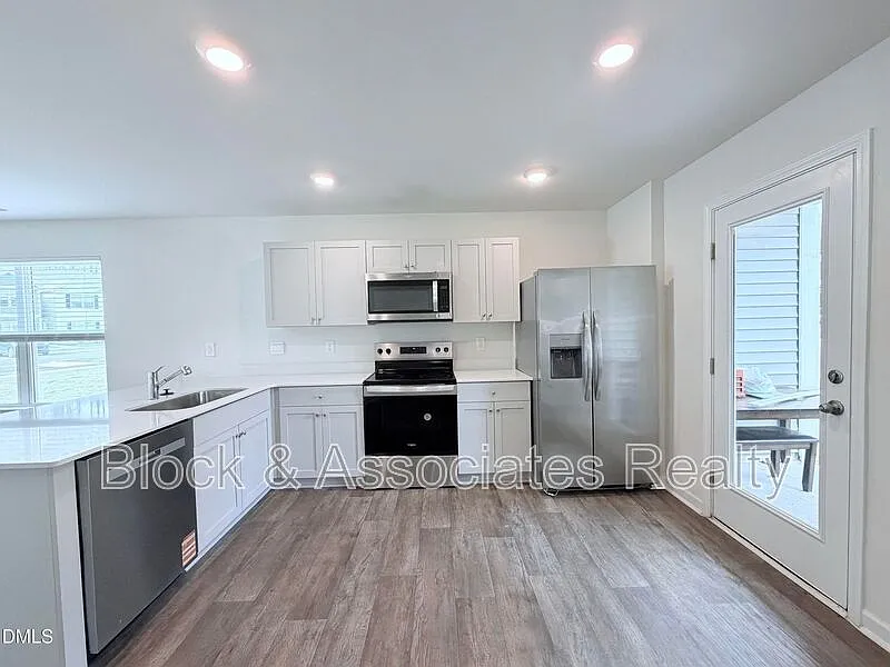 3 bed, 2.5 bath, $1,900 — Photo 3