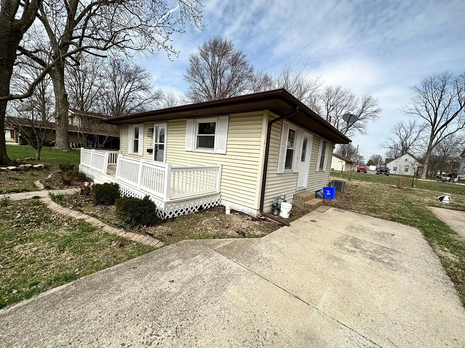 213 Campus Dr — Photo 2