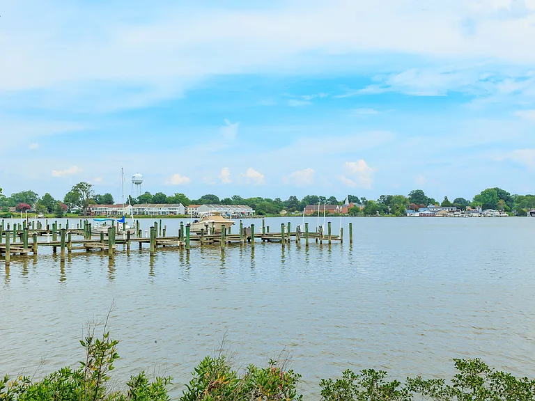 500 Monroe Point Dr — Photo 2