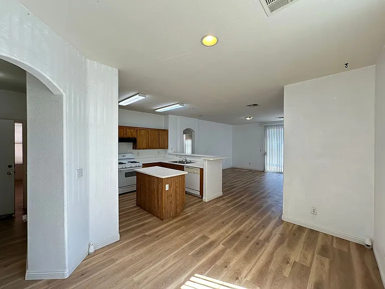 2525 Living Rock St — Photo 3