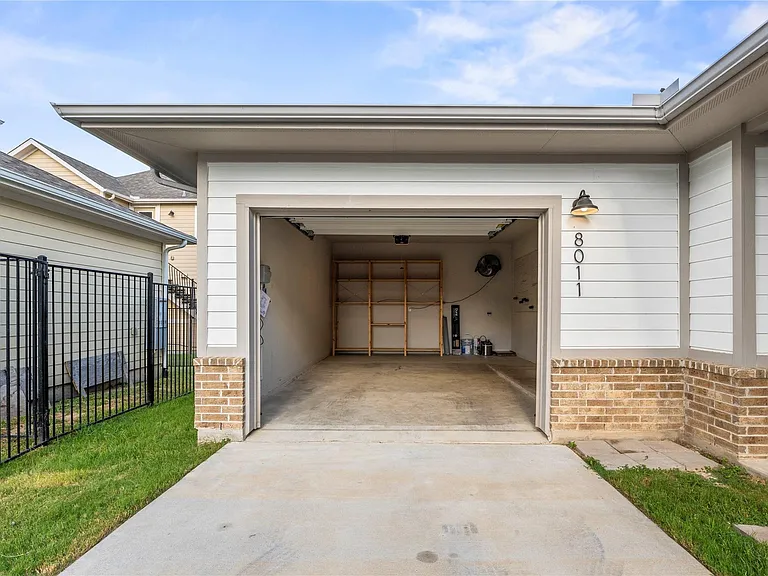 8011 Orizzonte St — Photo 23