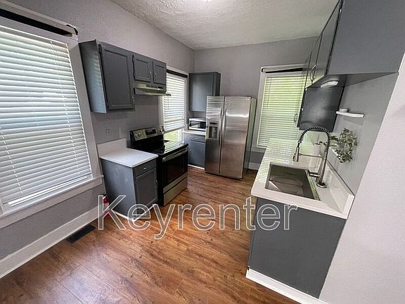 3rd image of 2615 Glenview Dr