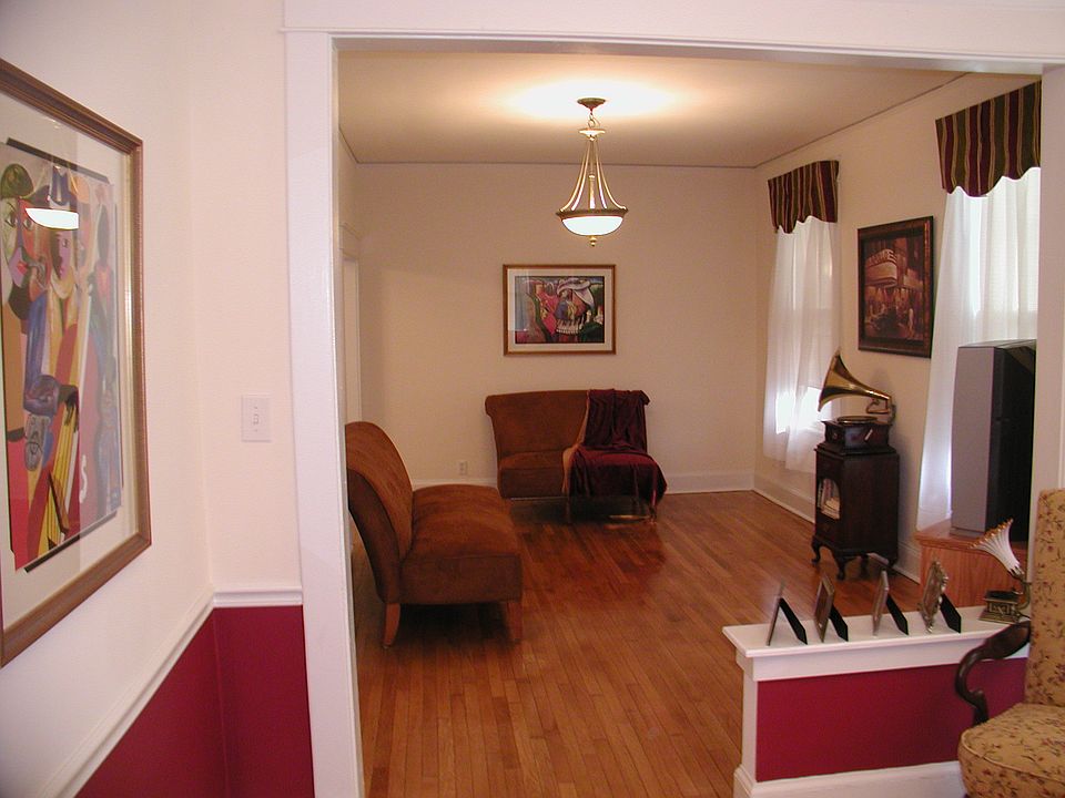 2nd image of 939 Leckie St