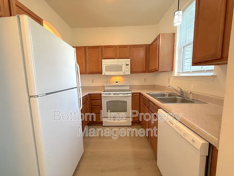 5703 Erin Dr — Photo 7