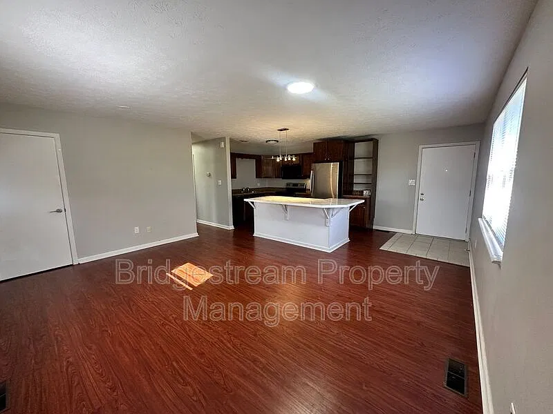 2 bed, 1.5 bath, 747 sqft, $1,095 — Photo 3