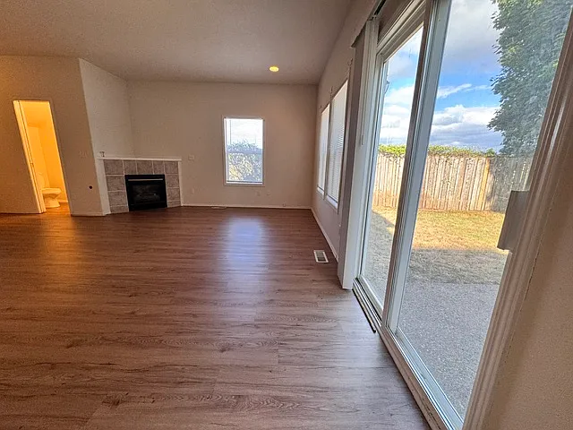 3 bed, 2.5 bath, 1433 sqft, $2,165 — Photo 3