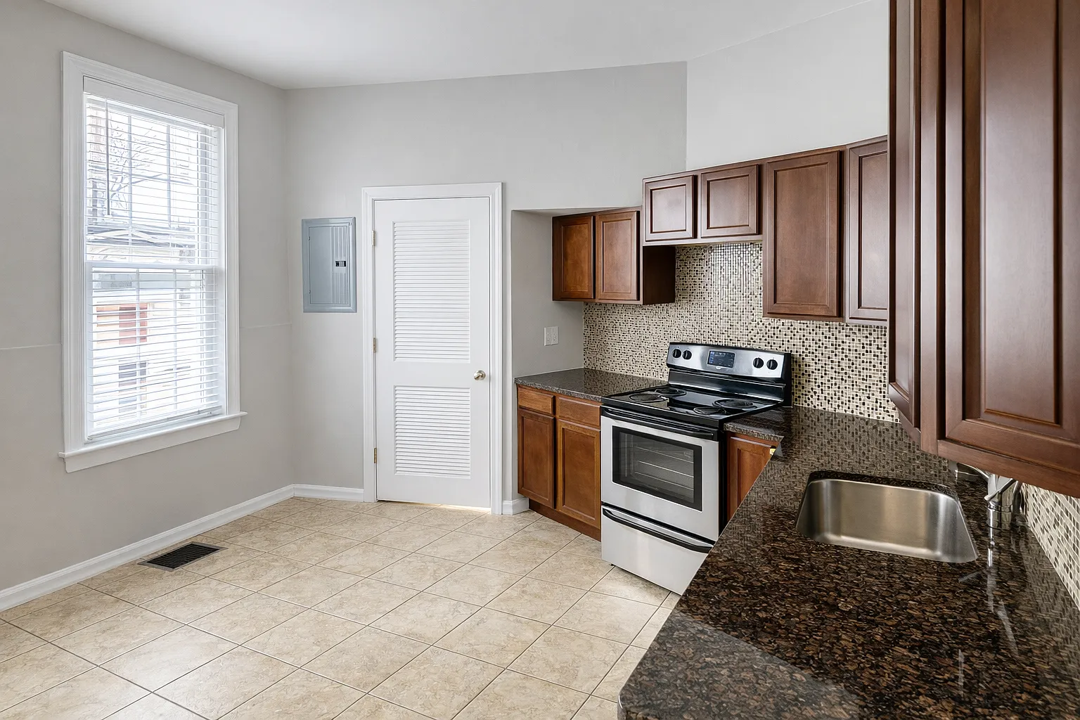 2 bed, 950 sqft, $1,905 — Photo 3