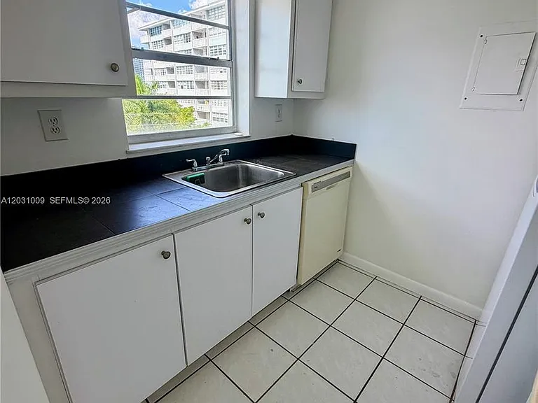 2001 Bay Dr #401 — Photo 3