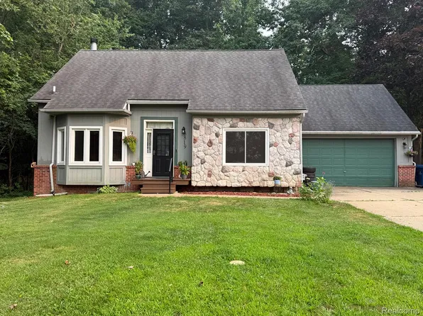 8819 Woodshire Dr, White Lake, MI 48386