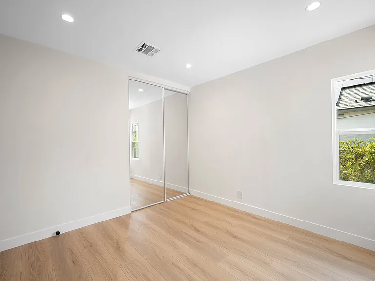 2521 Manhattan Ave — Photo 14
