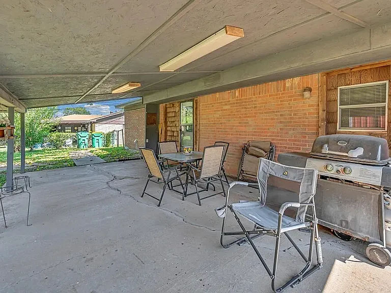 112 N Emberwood Dr — Photo 4