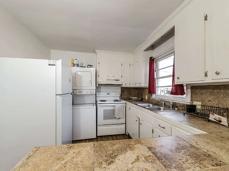 238 Bond St — Photo 9