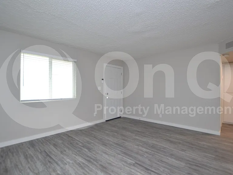 2210 W Devonshire Ave #8 — Photo 6