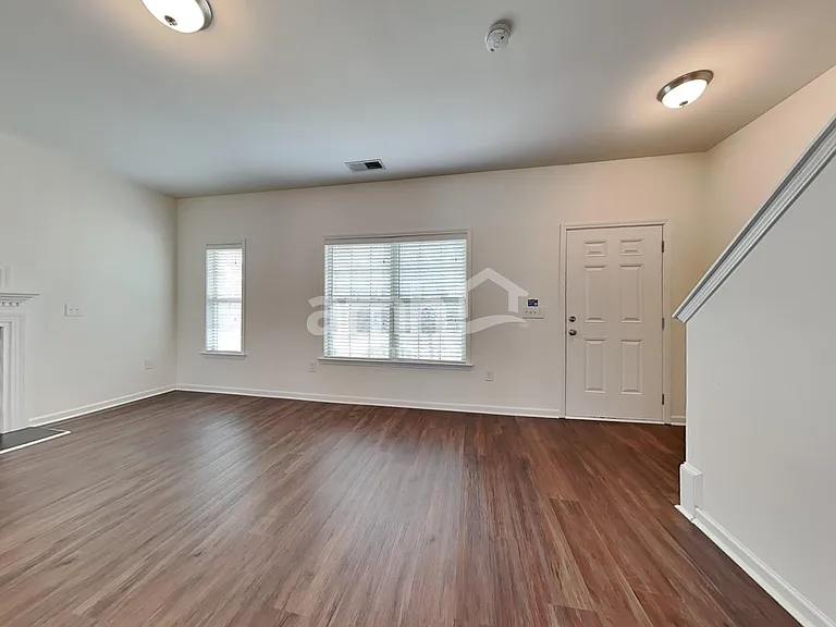 913 Bridlemine Dr — Photo 7