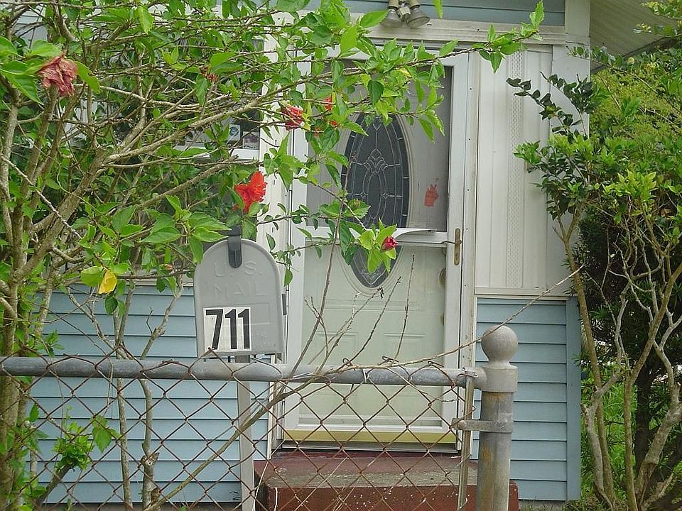 711 27th Ave W