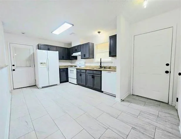 3 bed, 1.0 bath, 1108 sqft, $1,650 — Photo 2