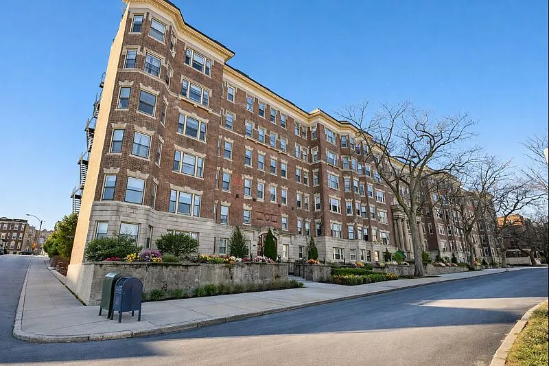 1384 Commonwealth