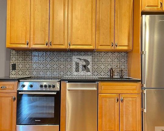 2nd image of 254 Palmetto St #G3a