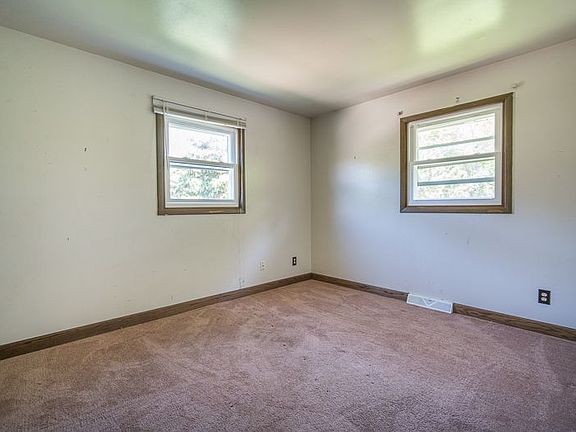 4th image of 622 S Colonial Pkwy