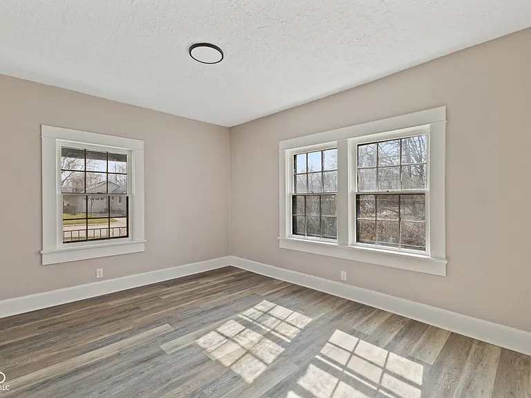 320 Lockerbie St — Photo 10